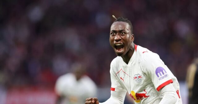 Útočník #49 z Lipska Yan Diomande oslavuje prvý gól tímu po tom, čo si nemecký obranca Stuttgartu #24 Jeff Chabot strelil vlastný gól počas futbalového zápasu nemeckej prvoligovej Bundesligy medzi RB Leipzig a VfB Stuttgart v Lipsku vo východnom Nemecku 1. novembra 2025.