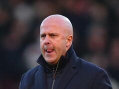 Správy o prestupe Liverpoolu: Dohoda „odsúhlasená“, keď sa Arsenal pripojí k pretekom Marca Guehiho Tréner Liverpoolu Arne Slot