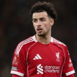 Curtis Jones sa pozerá počas zápasu v Liverpoole