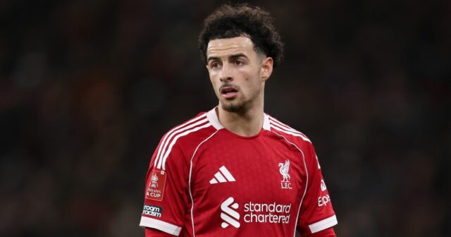 Curtis Jones sa pozerá počas zápasu v Liverpoole