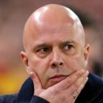 Prizerá to tréner Liverpoolu Arne Slot