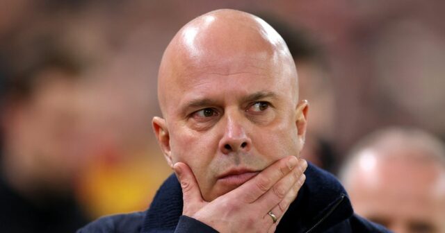 Správy o prestupe Liverpoolu: Prijatie hviezdy Brightonu, keďže Arne Slot Prizerá to tréner Liverpoolu Arne Slot