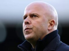 Správy o prestupe Liverpoolu: Reds chcú získať obrancu „teraz“, pretože odchod bol potvrdený LONDÝN, ANGLICKO - 4. JANUÁRA: Arne Slot, manažér Liverpoolu, sleduje pred zápasom Premier League medzi Fulhamom a Liverpoolom v Craven Cottage 4. januára 2026 v Londýne, Anglicko. (Foto: Justin Setterfield/Getty Images)