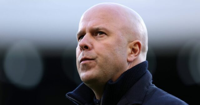 Správy o prestupe Liverpoolu: Reds chcú získať obrancu "teraz", pretože LONDÝN, ANGLICKO - 4. JANUÁRA: Arne Slot, manažér Liverpoolu, sleduje pred zápasom Premier League medzi Fulhamom a Liverpoolom v Craven Cottage 4. januára 2026 v Londýne, Anglicko. (Foto: Justin Setterfield/Getty Images)