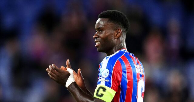 Marc Guehi tlieska davu.