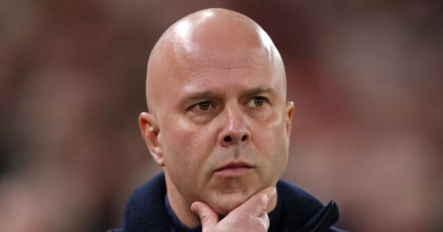 Hlavný tréner Liverpoolu Arne Slot počas zápasu jeho tímu v FA Cupe proti Barnsley