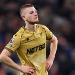 Adam Wharton stojí s rukami v bok