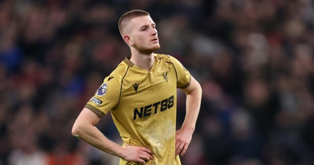 Správy o prestupe z Man Utd: Aktualizácia Adama Whartona, budúcnosť Adam Wharton stojí s rukami v bok