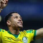 Vitor Roque oslavuje gól.