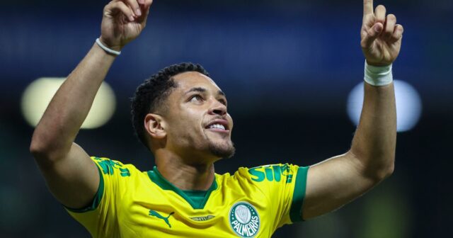 Správy o prestupe z Man Utd: Bývalá hviezda z Barcelony Vitor Roque oslavuje gól.