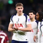 Micky van de Ven v akcii za Spurs.