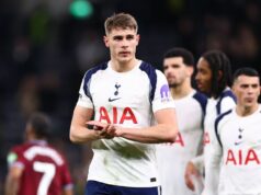 Správy o prestupe z Man Utd: Plánované kritické rozhovory, keďže cena 100 miliónov libier bola dosiahnutá Micky van de Ven v akcii za Spurs.