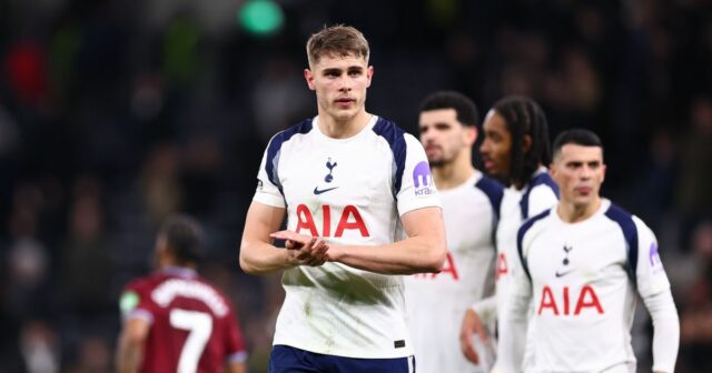 Micky van de Ven v akcii za Spurs.