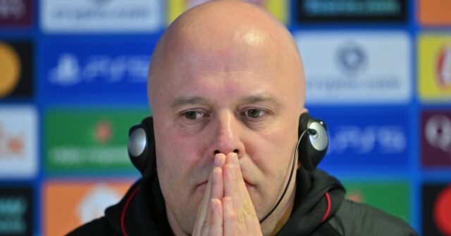 MARSEILLE, FRANCÚZSKO - 20. JANUÁRA: Hlavný tréner Liverpoolu Arne Slot hovorí počas tlačovej konferencie na Stade de Marseille pred zápasom Ligy majstrov UEFA medzi Marseille a Liverpoolom vo francúzskom Marseille 20. januára 2026. (Foto Mustafa Yalcin/Anadolu cez Getty Images)