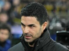 Správy z Arsenalu: Hviezda Realu Madrid obdivovaná, pretože Gunners by mohli byť v rade na neočakávaný prestup Mikel Arteta gestikuluje z technickej oblasti počas zápasu Ligy majstrov UEFA medzi Club Brugge a Arsenalom