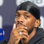 Ivan Toney z Al Ahli hovorí s médiami počas predzápasovej tlačovej konferencie saudského finále Superpohára v JW Marriott