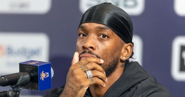 Ivan Toney z Al Ahli hovorí s médiami počas predzápasovej tlačovej konferencie saudského finále Superpohára v JW Marriott