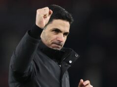 Správy z Arsenalu: Rodrygo ide proti Realu Madrid, aby si vynútil prestup ako nový obranca za 57 miliónov libier Mikel Arteta manažér / hlavný tréner Arsenalu oslavuje po zápase Premier League medzi Arsenalom a Aston Villou na Emirates Stadium 30. decembra 2025 v Londýne v Anglicku.