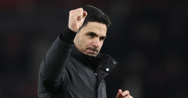 Správy z Arsenalu: Rodrygo ide proti Realu Madrid, aby si Mikel Arteta manažér / hlavný tréner Arsenalu oslavuje po zápase Premier League medzi Arsenalom a Aston Villou na Emirates Stadium 30. decembra 2025 v Londýne v Anglicku.