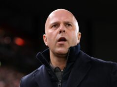 Správy z Liverpoolu: Arne Slot ‚chce podpis obrancu teraz‘ kvôli zraneniam, keďže prestup bol schválený Tréner Liverpoolu Arne Slot má na mysli prestupy