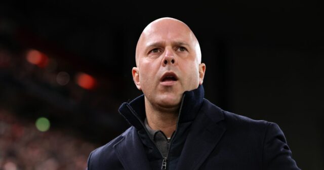 Správy z Liverpoolu: Arne Slot 'chce podpis obrancu teraz' kvôli Tréner Liverpoolu Arne Slot má na mysli prestupy