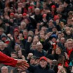 Florian Wirtz z Liverpoolu (vpravo) oslavuje s Hugom Ekitike z Liverpoolu po strelenom góle