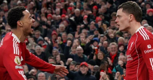 Správy z Liverpoolu: Hugo Ekitike potvrdzuje svoje problémy v klube Florian Wirtz z Liverpoolu (vpravo) oslavuje s Hugom Ekitike z Liverpoolu po strelenom góle