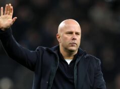 Správy z Liverpoolu: Prvý januárový prestup bol dokončený, keď Arne Slot dostal podporu Marc Guehi a Virgil van Dijk si podávajú ruky, zatiaľ čo Alexis Mac Allister sa prizerá