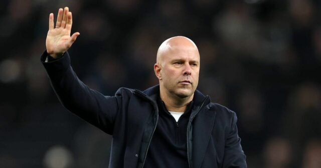 Marc Guehi a Virgil van Dijk si podávajú ruky, zatiaľ čo Alexis Mac Allister sa prizerá