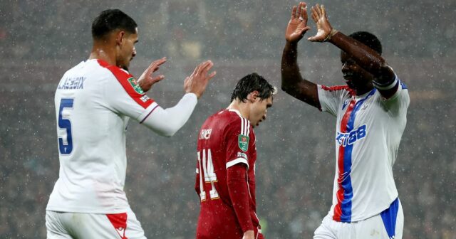 Hlavný tréner Liverpoolu Arne Slot sa pozerá