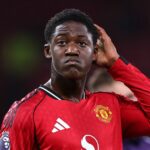 Sklamaný Kobbie Mainoo z Manchestru United na plný úväzok počas zápasu Premier League medzi Manchestrom United a Bournemouthom