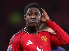 Správy z Man Utd: Kobbie Mainoo prestupuje otočením otočiť pri odchode, keď agent hovorí Sklamaný Kobbie Mainoo z Manchestru United na plný úväzok počas zápasu Premier League medzi Manchestrom United a Bournemouthom
