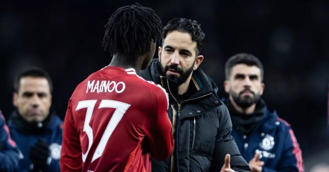 Správy z Man Utd: Ruben Amorim stanovil januárovú prestupovú pozíciu, Manažér Manchestru United Ruben Amorim utešuje Kobbieho Mainoa na konci zápasu počas štvrťfinále pohára Carabao medzi Tottenhamom Hotspur a Manchestrom United na štadióne Tottenham Hotspur 19. decembra 2024 v Londýne v Anglicku.