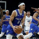 Správy z NBA: Anthony Black z Magicu zaútočil na neuveriteľné namáčanie