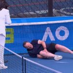 Na snímke: Tony Jones si v nedeľu ráno chytil pravé koleno po tom, čo naň ťažko spadol počas hry nakladacej loptičky na Channel Nine.