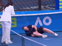 Starosť o hviezdu Channel Nine Tonyho Jonesa, keď škaredo spadne v priamom televíznom prenose na Australian Open Na snímke: Tony Jones si v nedeľu ráno chytil pravé koleno po tom, čo naň ťažko spadol počas hry nakladacej loptičky na Channel Nine.