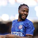 Sterling súhlasí s odchodom Chelsea po problémoch