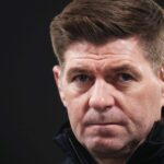 LIVERPOOL, ANGLICKO - 26. NOVEMBRA: Bývalý hráč Liverpoolu Steven Gerrard sa pozerá pred fázou MD5 zápasu Ligy majstrov UEFA 2025/26 medzi Liverpool FC a PSV Eindhoven na Anfielde 26. novembra 2025 v Liverpoole v Anglicku. (Foto: Carl Recine/Getty Images)
