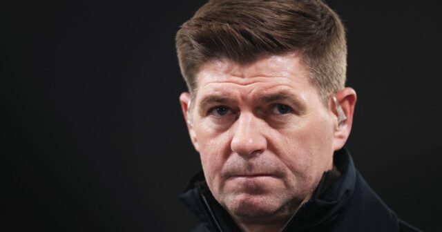 LIVERPOOL, ANGLICKO - 26. NOVEMBRA: Bývalý hráč Liverpoolu Steven Gerrard sa pozerá pred fázou MD5 zápasu Ligy majstrov UEFA 2025/26 medzi Liverpool FC a PSV Eindhoven na Anfielde 26. novembra 2025 v Liverpoole v Anglicku. (Foto: Carl Recine/Getty Images)
