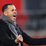 Liam Rosenior, manažér Hull City, oslavuje po zápase Sky Bet Championship medzi Rotherham United a Hull City na štadióne AESSEAL v New Yorku 13. februára 2024 v Rotherhame v Anglicku.