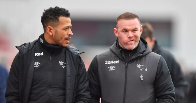 Liam Rosenior a Wayne Rooney, manažér Derby County počas zápasu Sky Bet Championship medzi Stoke City a Derby County na štadióne Britannia, Stoke-on-Trent v sobotu 20. marca 2021