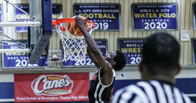 Stredoškolský basketbal: Charlie Adams vedie Cleveland okolo Birminghamu
