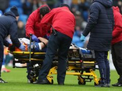 Stret EFL sa zastavil po hororovom zranení, keď hviezda podala kyslík a odtiahla sa Yousef Salech