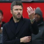Dočasný anglický tréner Manchestru United Michael Carrick gestikuluje na čiare počas zápasu anglickej futbalovej Premier League medzi Manchestrom United a Manchestrom City.