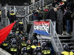 Stretnutie v Európskej lige bolo odložené, pretože polícia po veľkých bezpečnostných obavách vyhnala všetkých fanúšikov Holandská polícia je na snímke pred súbojom Európskej ligy medzi FC Utrecht a KRC Genk