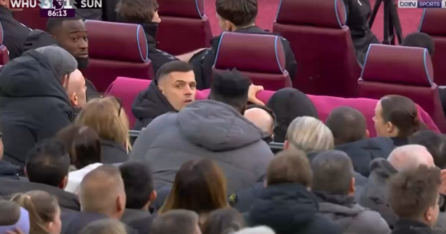 Stretnutie v Premier League sa zastavilo, keď sa rozzúrený Granit Xhaka dostal do stretu s fanúšikmi
