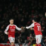 Leandro Trossard a Gabriel Martinelli