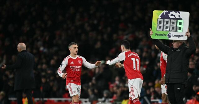 Leandro Trossard a Gabriel Martinelli 