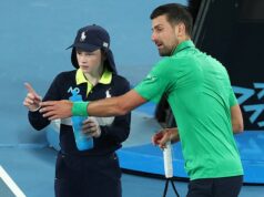 Sú neuveriteľne populárne a Australian Open bez nich nemôže fungovať. Organizátori turnajov im však nezaplatia ani CENT – a tenisový velikán nie je šťastný Novak Djokovič sa rozpráva s loptou počas zápasu na Australian Open. Chlapci a dievčatá nedostávajú za svoju prácu v Melbourne zaplatené