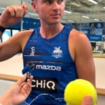 Množstvo futbalových hviezd zo severného Melbourne nesúhlasilo s farbou lôpt použitých na Australian Open (na snímke obranca Colby McKercher)
